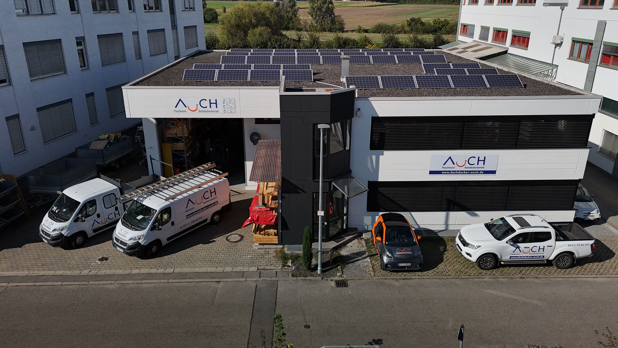 Moderne Firmengebäude mit Solarpanelen.